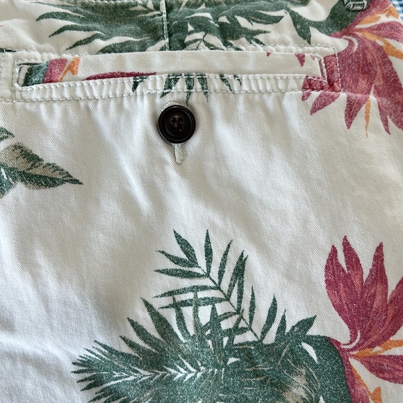 Arizona Jeans Co Tropical Print Cargo Shorts Size 36 - Picture 5 of 7